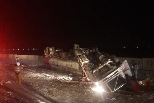 Шатахуун тээвэрлэсэн машин осолдож, 8 тонн шатахуун асгарчээ